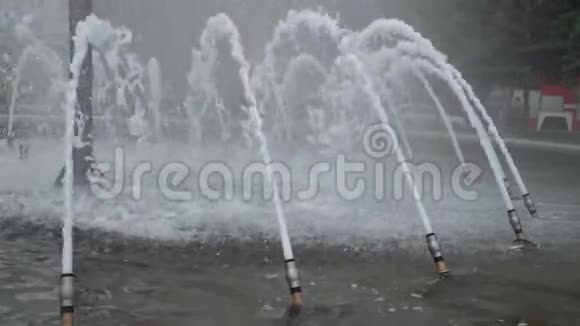 基辅的特写喷泉清新的春天流动的水视频的预览图