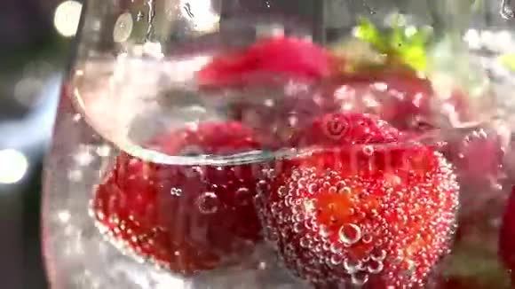 矿泉水中的草莓视频的预览图