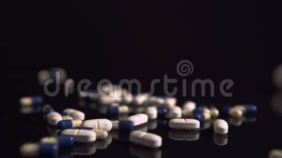 黑色桌子上的桌子和药片移动容器视频的预览图