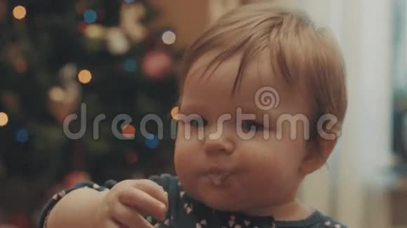 有趣的小宝宝吃饼干视频的预览图
