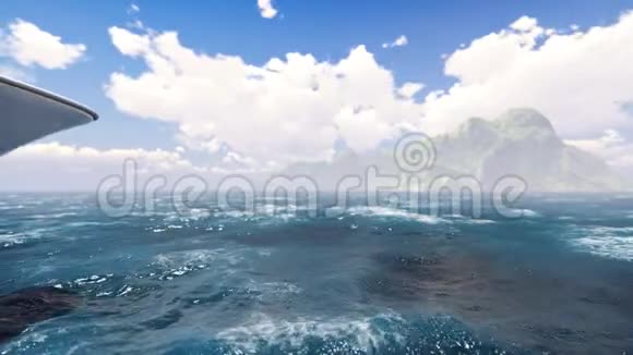 从空中俯瞰一艘豪华的高速海洋船驶向一个无人居住的岛屿视频的预览图