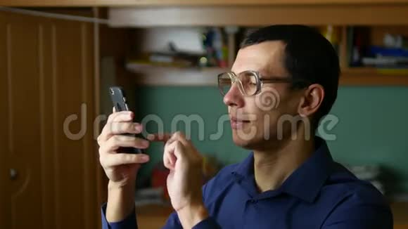 戴眼镜的人在手机智能手机社交媒体上打字视频的预览图