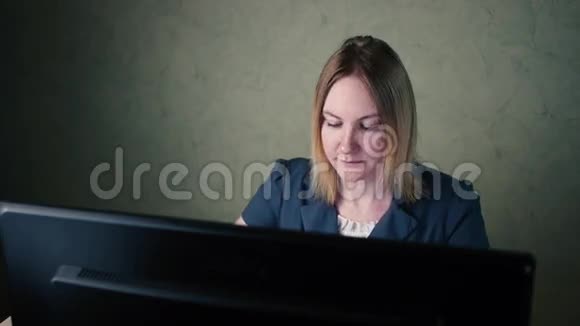 戴眼镜的女人在电脑后面工作视频的预览图