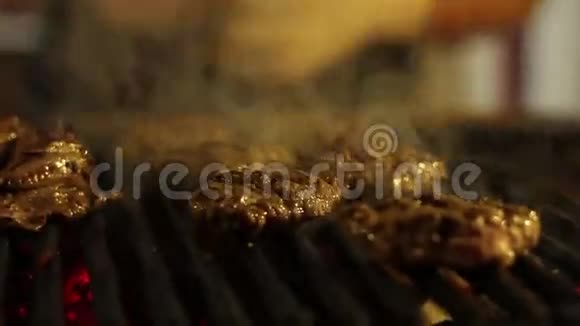 在餐厅烧烤土耳其肉丸视频的预览图
