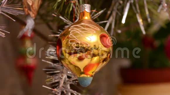 圣诞球和圣诞树上的灯新年装饰视频的预览图