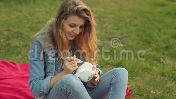 特写女性的手用白色杯子上的一根管子上的油漆画一个图案女孩在坐在上面画装饰品视频的预览图