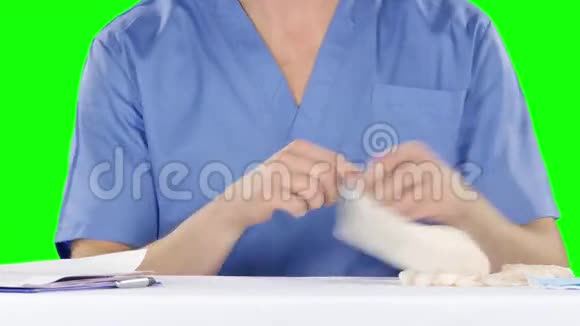 医生戴上手套绿色屏幕视频的预览图