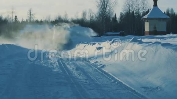 拖拉机向后行驶并从冬季道路上清除积雪视频的预览图