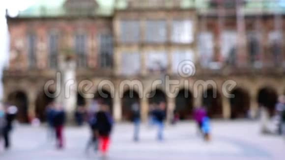 无法辨认的人从德国不来梅主大厅走在市场广场上视频的预览图