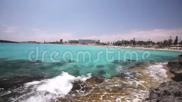 海滨度假酒店海边或海边的酒店海边的人们海岸线沙滩蔚蓝的海海滩视频的预览图