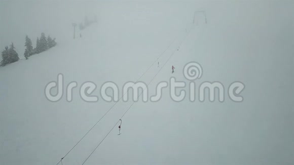 滑雪者用电梯爬到山顶视频的预览图