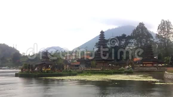 巴厘Beratan湖的老UlunDanu寺视频的预览图