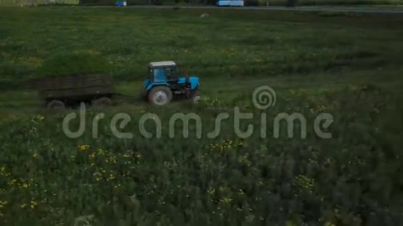 一台拖拉机在俄罗斯野外的航摄影像视频的预览图