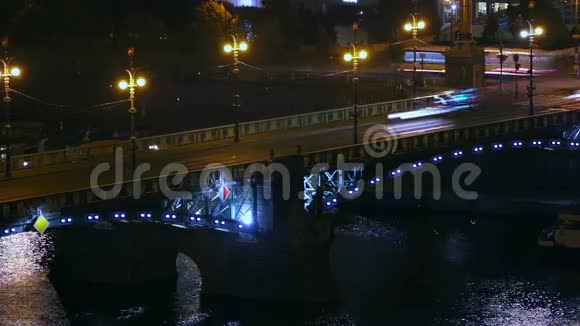 桥上夜间交通视频的预览图