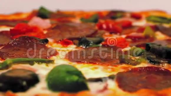 意大利香肠披萨慢慢旋转视频的预览图