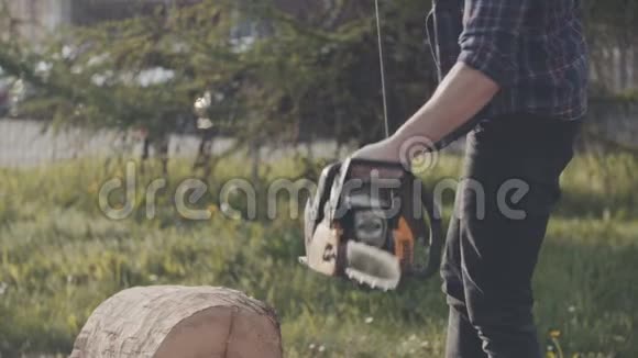 年轻人在院子里用电锯砍柴视频的预览图