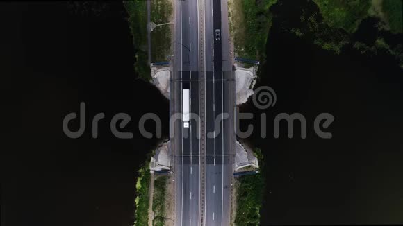 汽车在蓝湖之间的高速公路上行驶视频的预览图