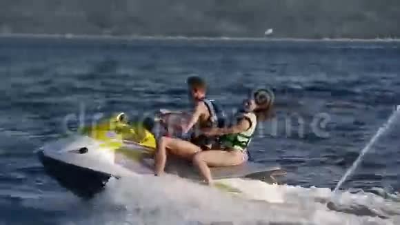 快乐夫妇骑着喷气式滑雪板视频的预览图