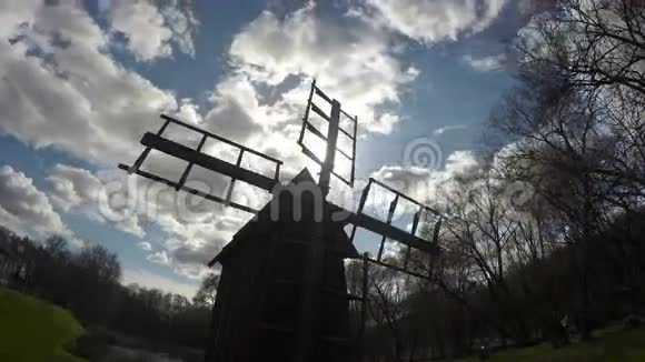 木制复古磨坊剪影在蓝色多云的天空时光流逝4K视频的预览图