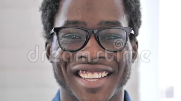 微笑的非洲男人闭上眼睛视频的预览图