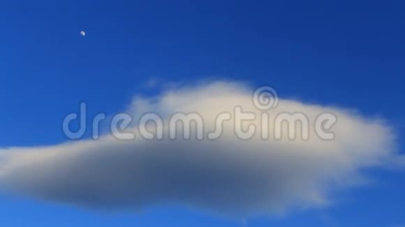 时间流逝白云时间流逝白云在背景蔚蓝的天空中伴随着月亮视频的预览图