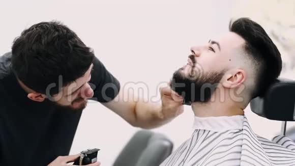 一位职业商人被理发师修剪胡子视频的预览图