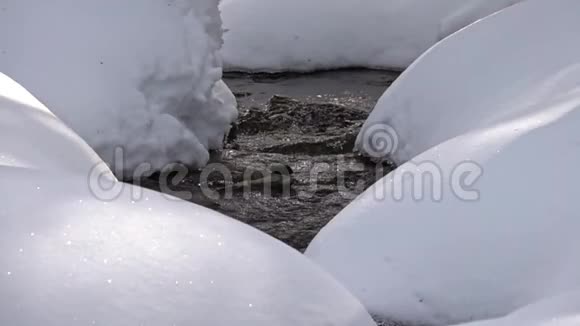 冬天的冰冻瀑布视频的预览图