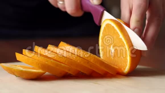 手工在木切割板上切橙视频的预览图