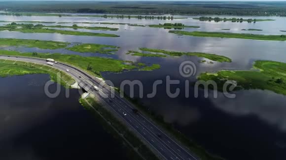 汽车在蓝湖之间的高速公路上行驶视频的预览图