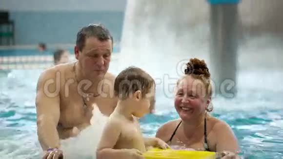 祖父母和游泳池里的一个孙子视频的预览图
