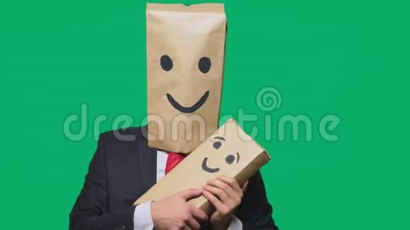 情感概念手势男人头上戴着一个包裹画着一个表情符号微笑快乐笑声玩游戏视频的预览图