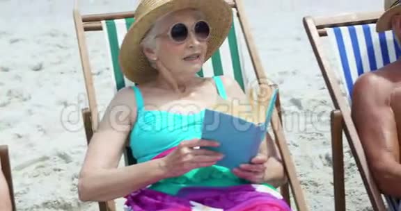 坐在沙滩椅上的资深朋友视频的预览图