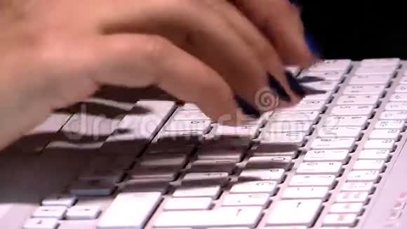 手在笔记本电脑上写字视频的预览图
