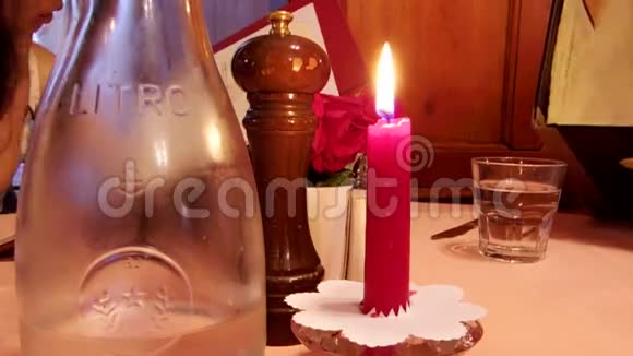 餐桌上的红烛视频的预览图
