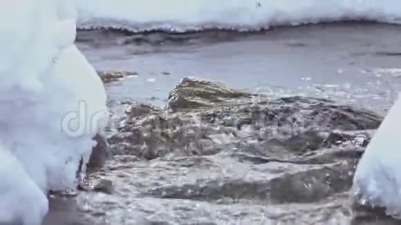 冬天的冰冻瀑布视频的预览图