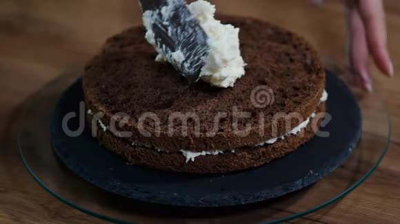 烹饪蛋糕巧克力海绵蛋糕加奶油糕点袋视频的预览图