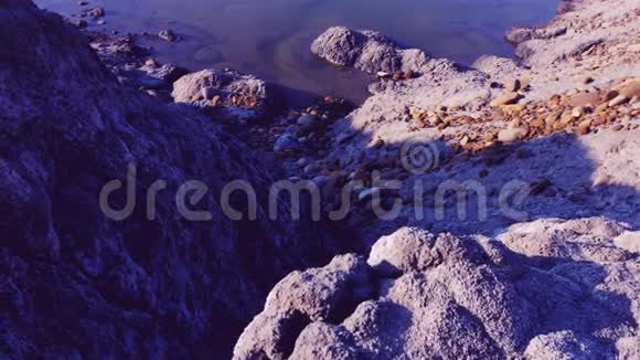 多层岩湖泊附近的原生质沙岩视频的预览图