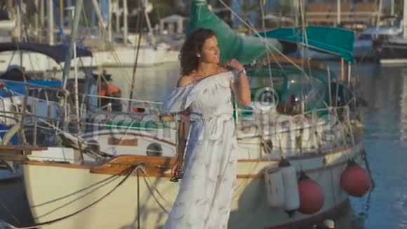 夏日码头上的美女视频的预览图