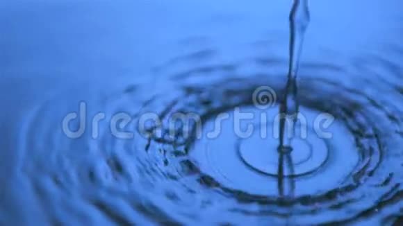 水在水面上以超慢的速度滴视频的预览图