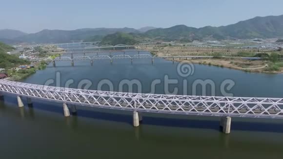 韩国亚洲三郎金和金海之间的Nakdong河上的各种桥梁视频的预览图