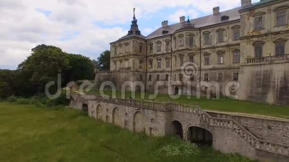 乌克兰利沃夫地区比多罗戴茨基城堡的鸟瞰图视频的预览图
