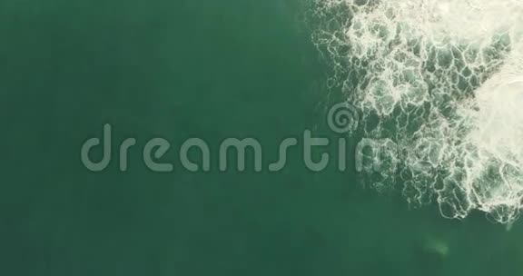 海浪顶部景观视频的预览图