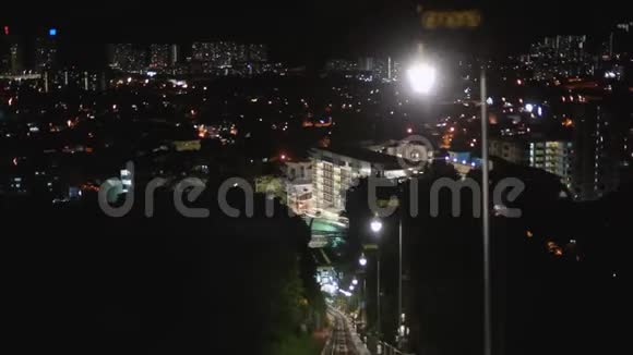 现代无司机地铁列车快速向前行驶沿着夜晚的马来西亚地面铁路夜晚明亮的路灯视频的预览图
