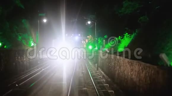 现代无司机地铁列车快速向前行驶沿着夜晚的马来西亚地面铁路夜晚明亮的路灯视频的预览图