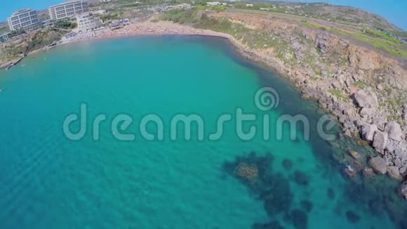 鸟瞰风景如画的海岸马耳他视频的预览图