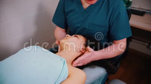 脊椎治疗医生给病人做颈部按摩视频的预览图