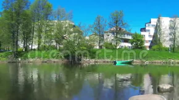 美丽的春日船在河上视频的预览图