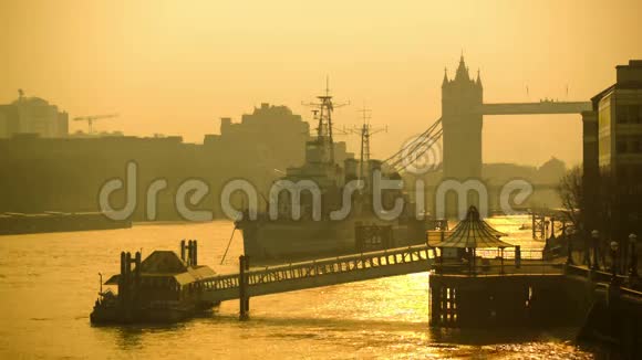 阳光明媚的早晨泰晤士河和塔桥的全景视频的预览图