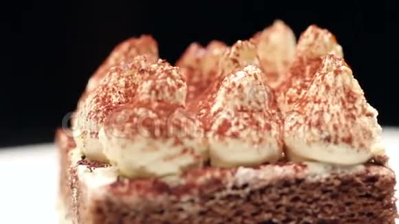 把一个提拉米苏蛋糕放在白色盘子里视频的预览图