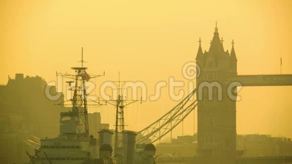 塔桥上的早晨交通美丽的金色光芒视频的预览图